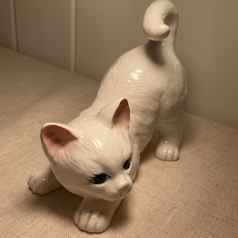Vintage white cat ceramic long haired kitty blue eyes playful cat crouching - Picture 16 of 16